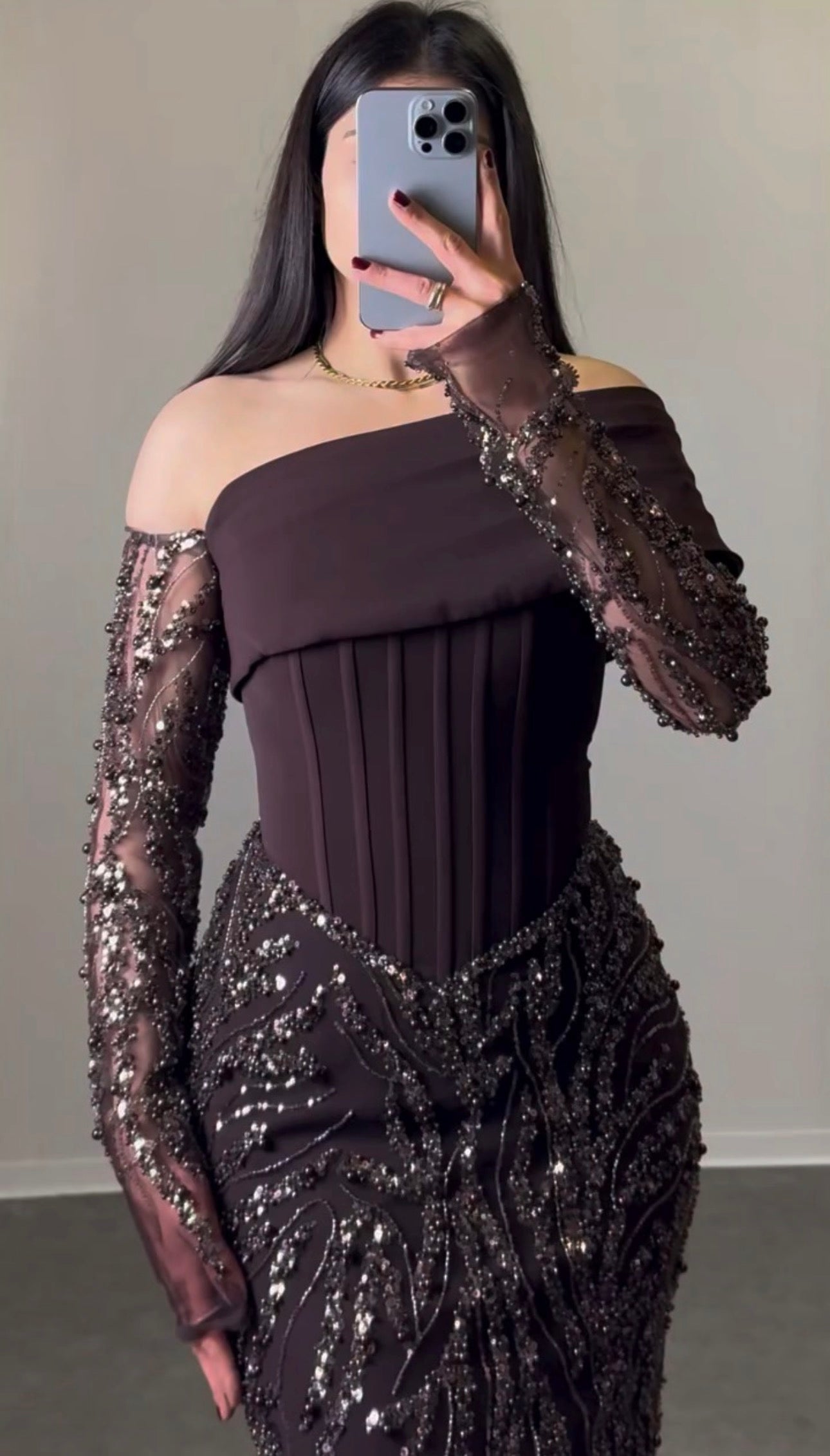 One-Shoulder Kleid mit Perlendetails