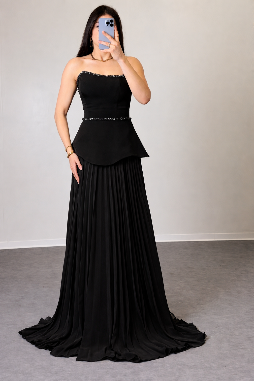 Trägerloses Maxikleid mit Steinchendetails
