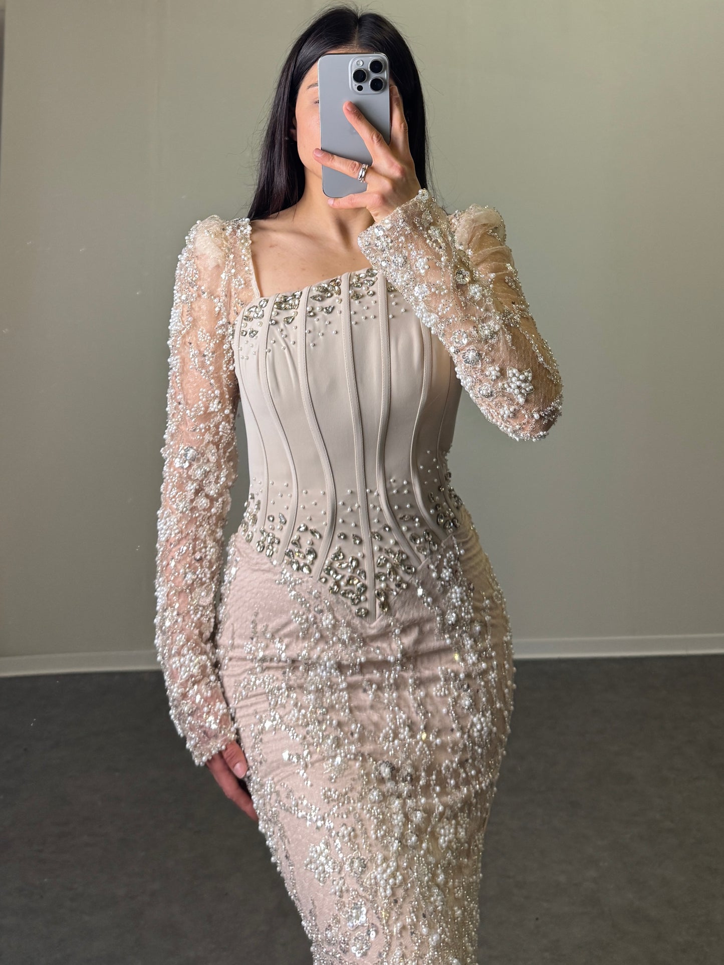 Langarm Maxikleid mit Perlendetails