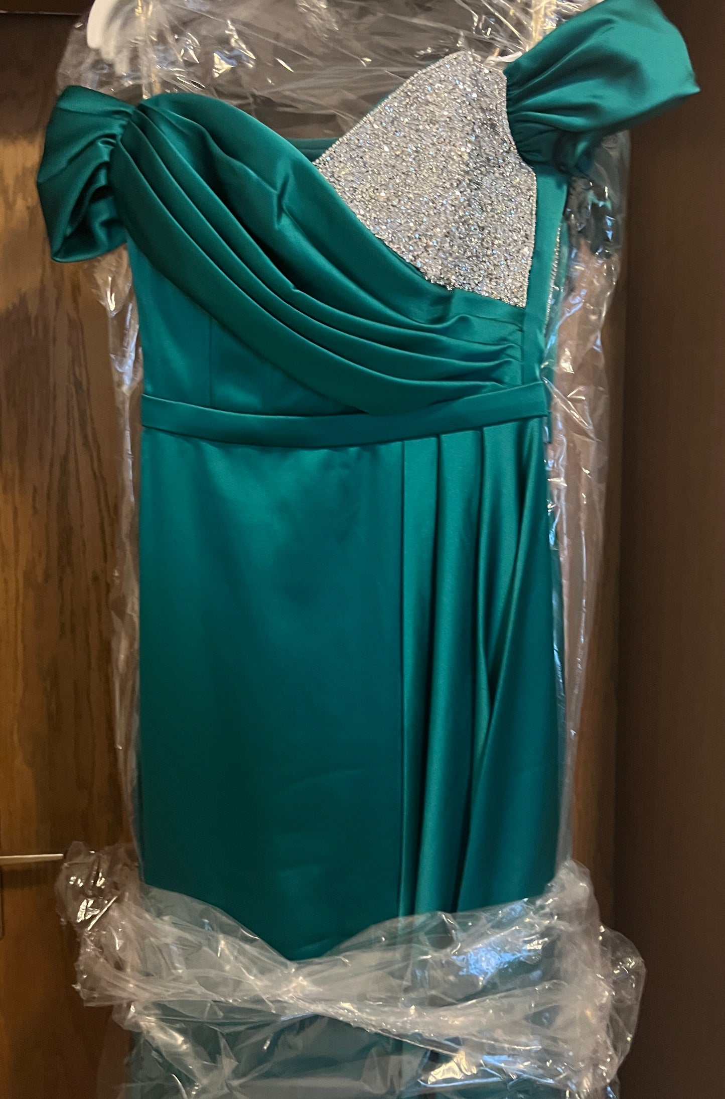 Off-Shoulder Kleid mit Schleppe