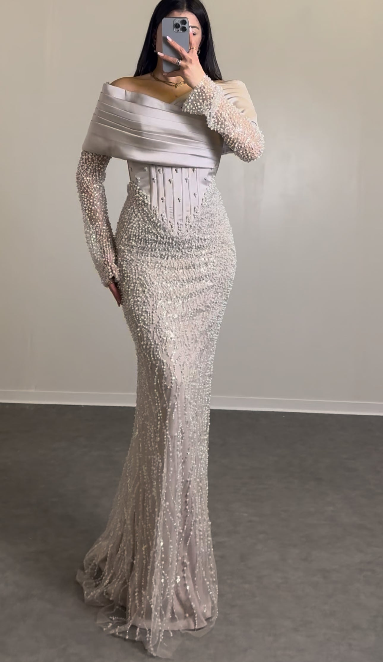 Off-Shoulder Perlenkleid