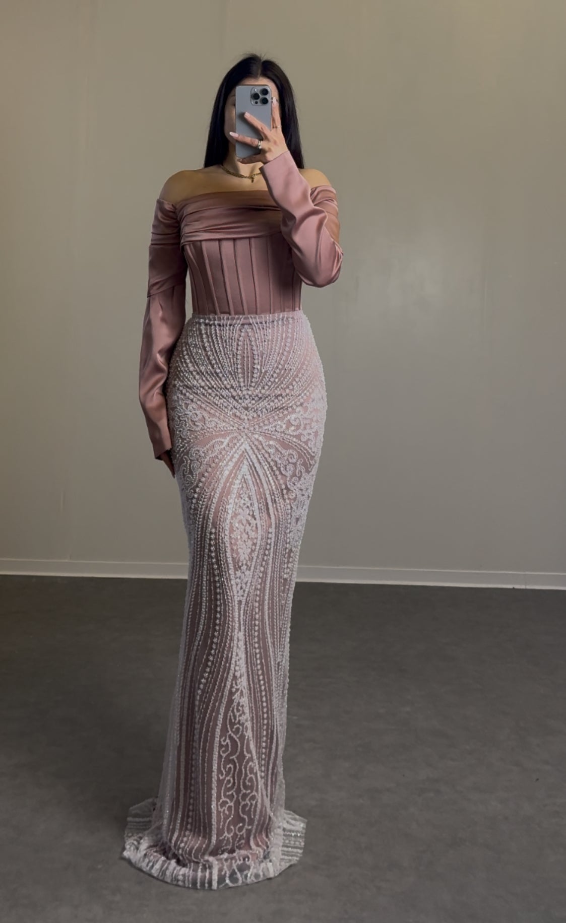 Off-Shoulder Kleid mit Perlendetails