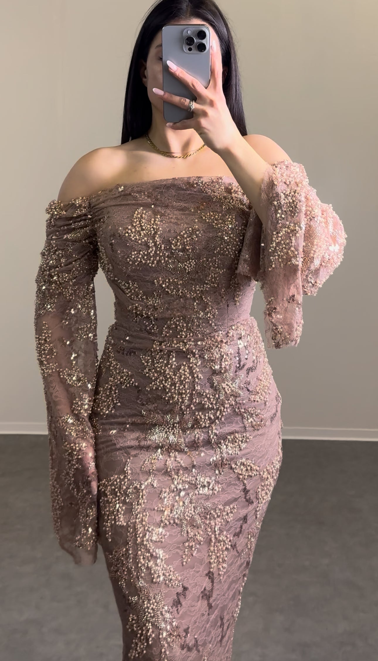 Off-Shoulder Maxikleid mit Spitze- und Perlendetails