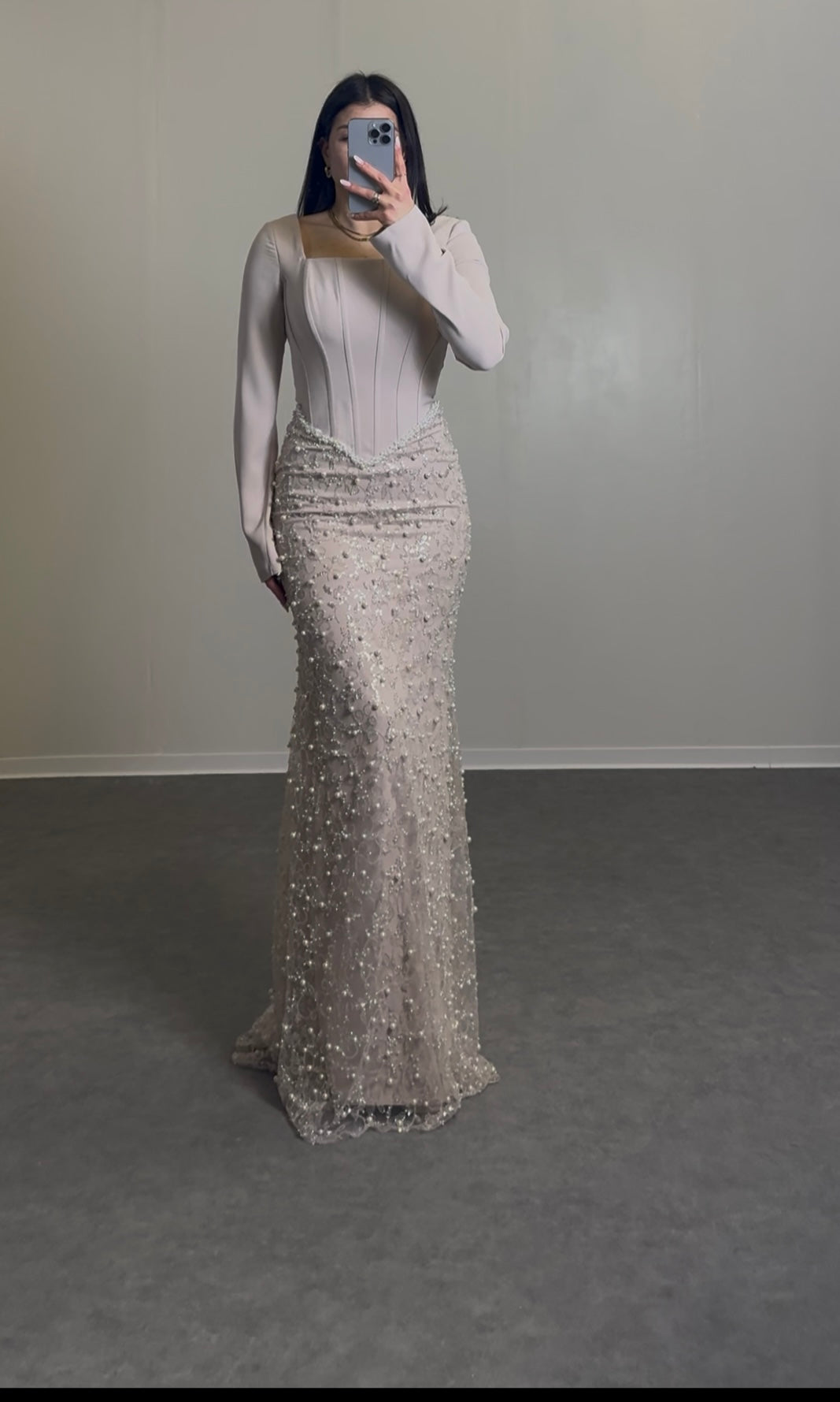 Langarmkleid mit Korsagedetail