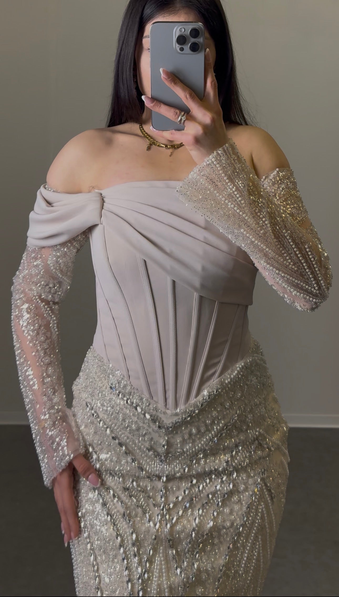 Off-Shoulder Kleid mit exklusiven Steinchen
