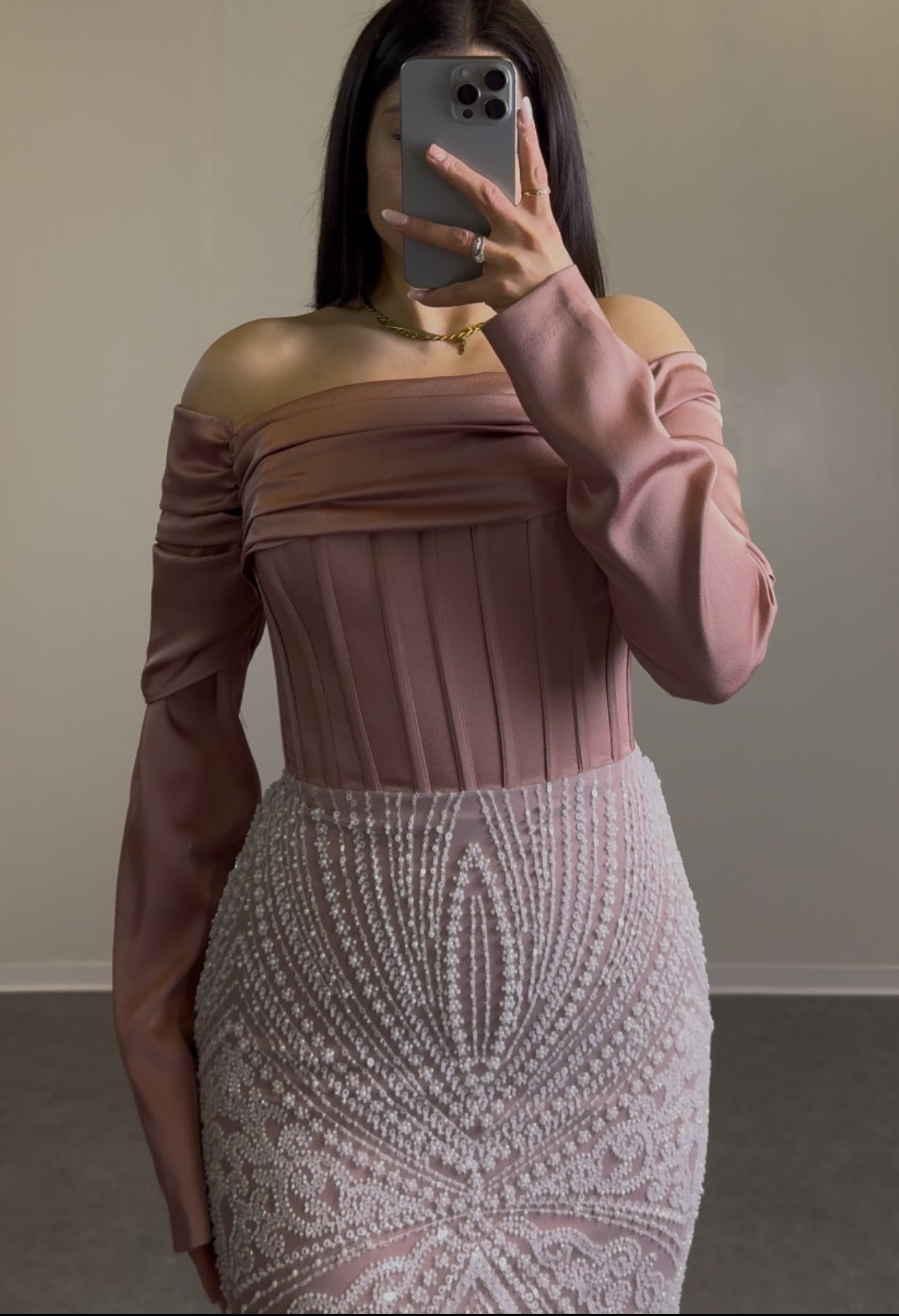 Off-Shoulder Kleid mit Perlendetails