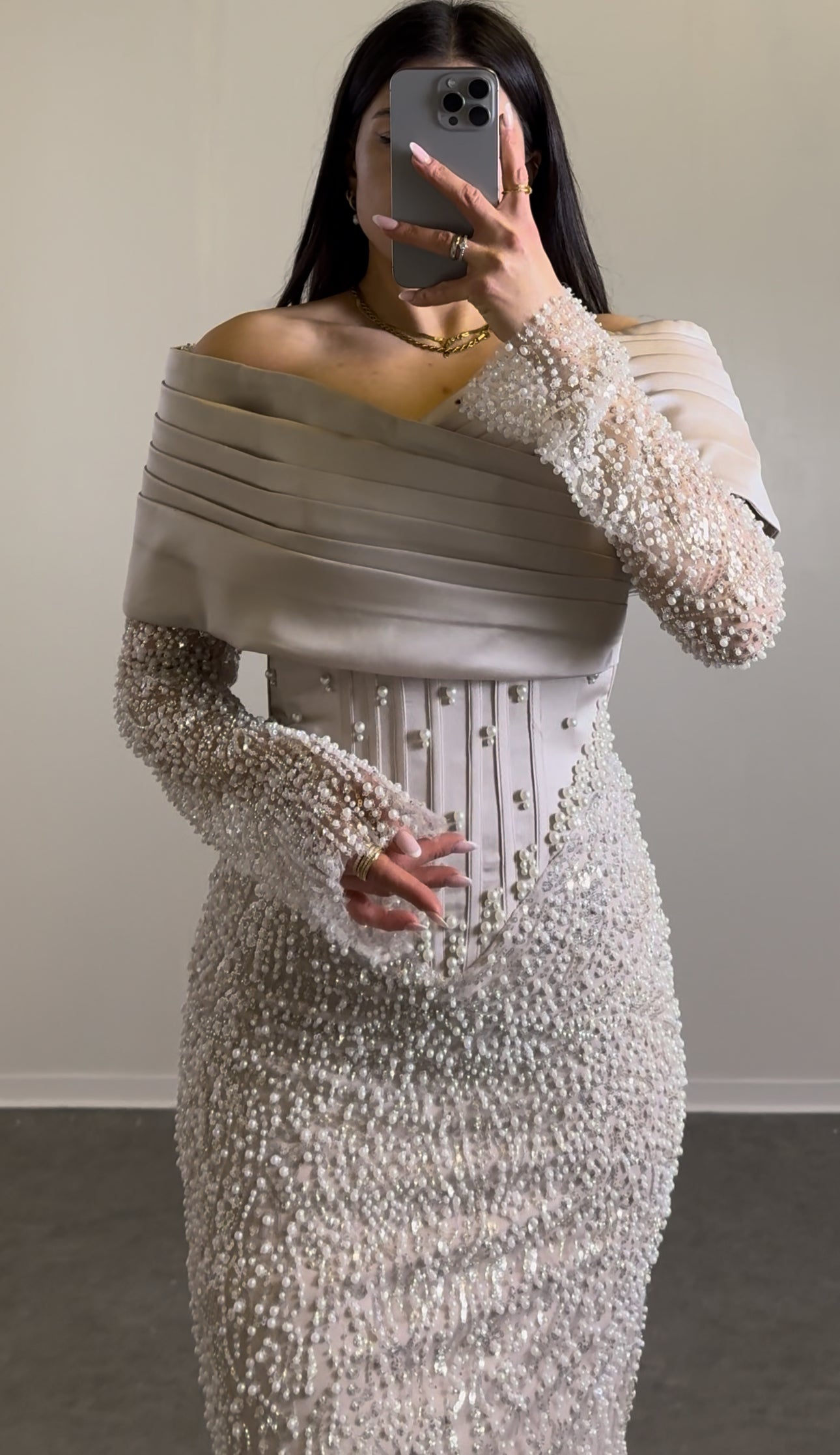 Off-Shoulder Perlenkleid