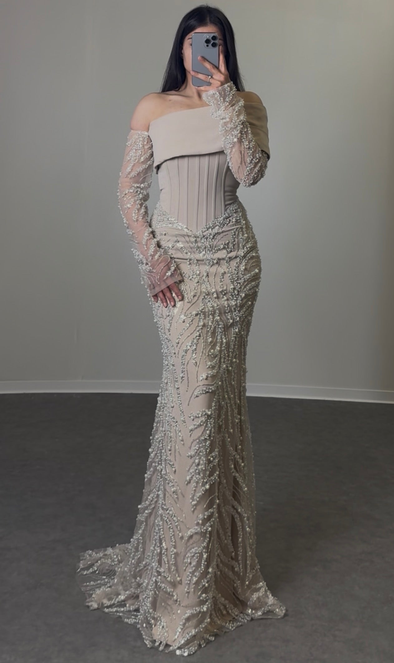 One-Shoulder Kleid mit Perlendetails
