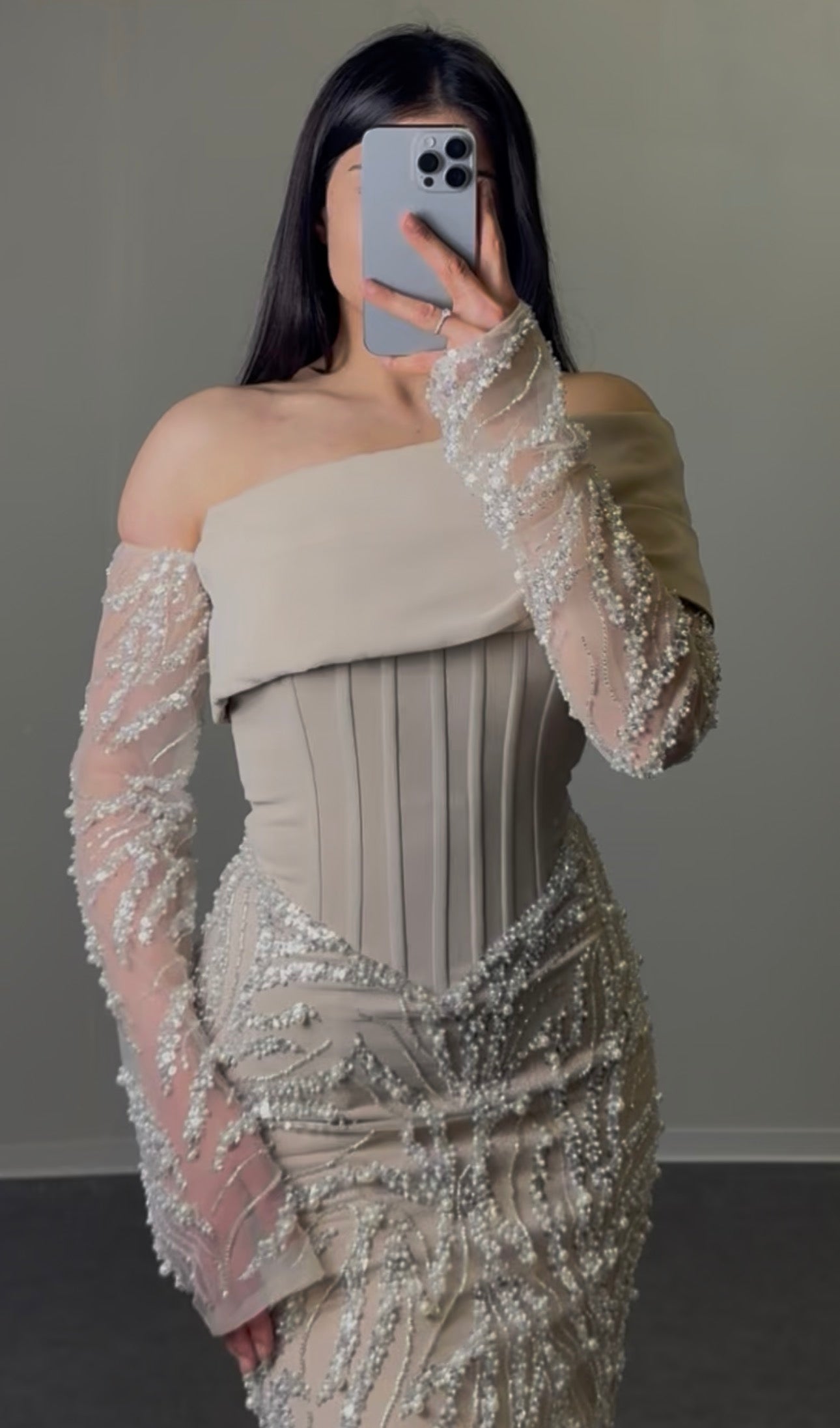 One-Shoulder Kleid mit Perlendetails