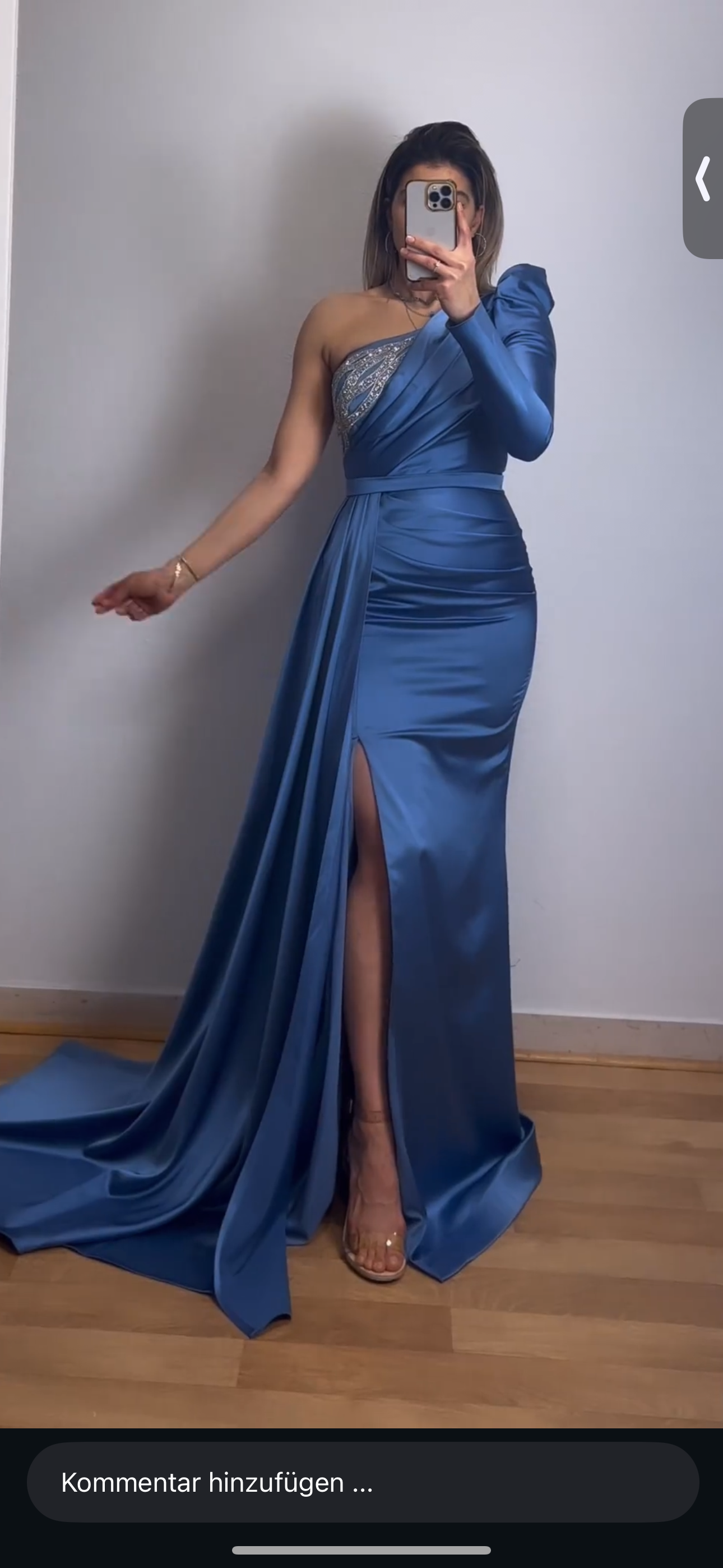 One-Shoulder Maxikleid mit Schleppe