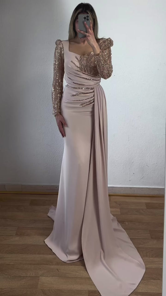 Langarmkleid mit Taillenverzierungen