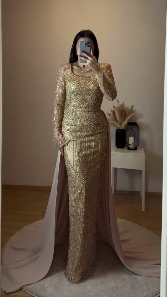 Perlenkleid mit abnehmbarer Schleppe