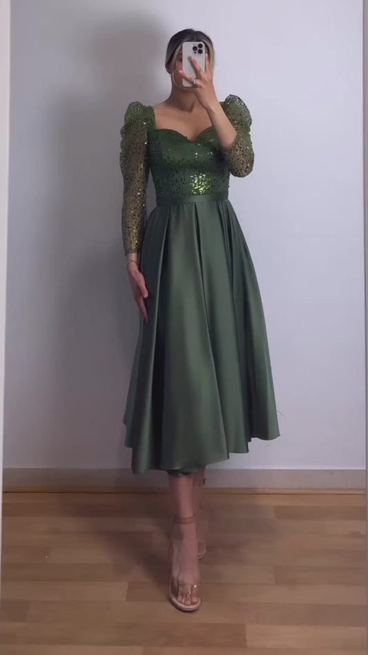 Midikleid mit Pailetten-und Perlenapplikationen