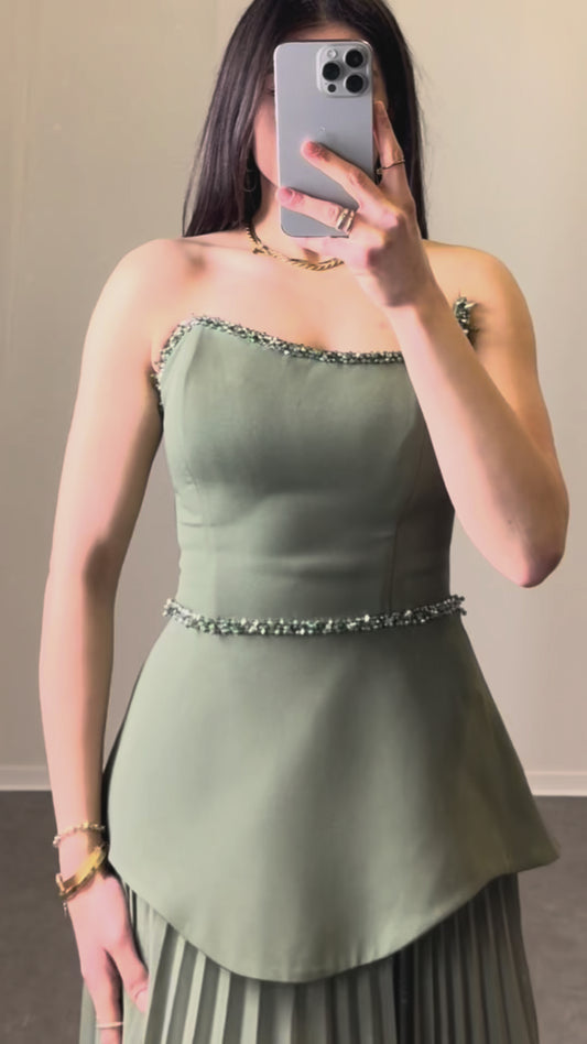 Trägerloses Maxikleid mit Steinchendetails