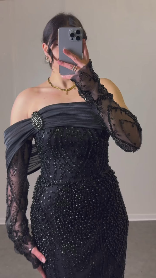 Off-Shoulder Perlenkleid
