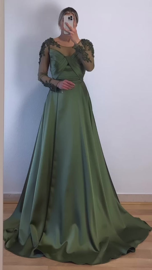 Langarmkleid mit Armverzierungen