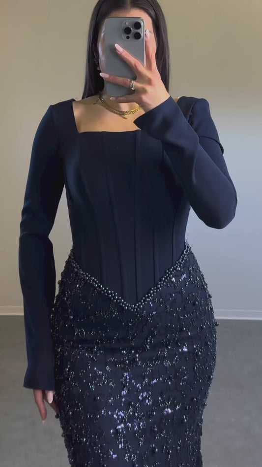 Langarmkleid mit Korsagedetail