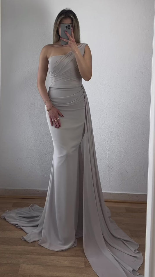 One-Shoulder Kleid mit Schleppe