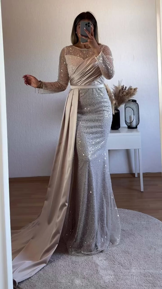 Langarmkleid mit Schleppe