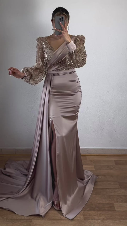 Maxikleid mit seitlicher Schleppe