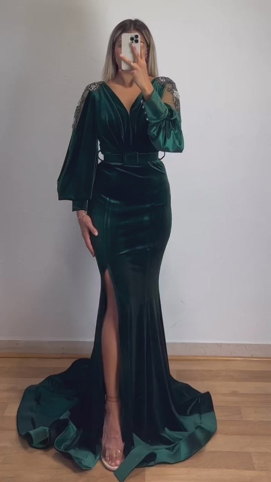 Samtkleid mit Armverzierungen