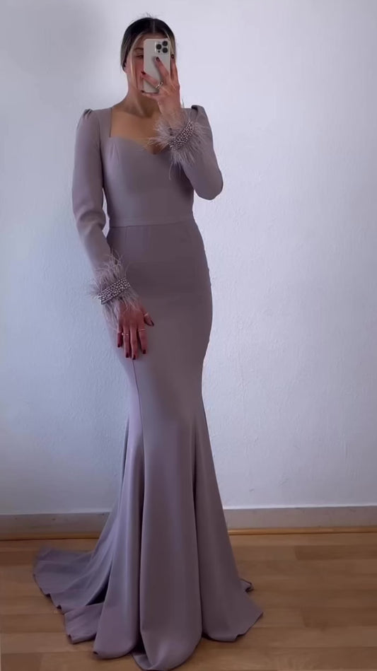 Langarmkleid mit Federdetails