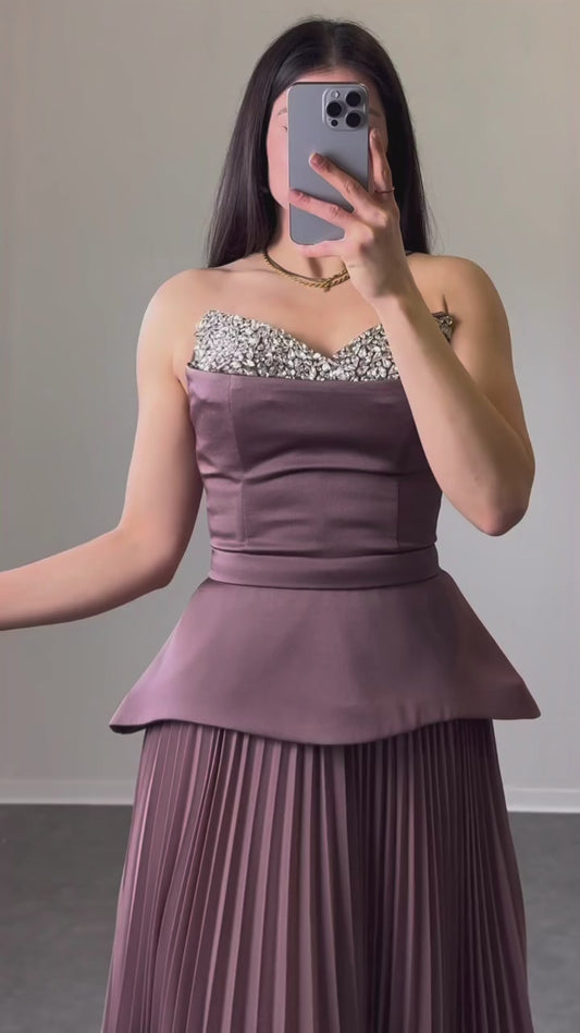 Trägerloses Maxikleid mit Steinchendetail